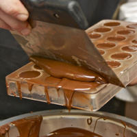 Australian Couverture Chef's Buttons 45% Rich Milk - 1kg images 1